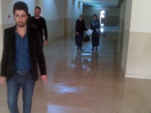 Kanalizasyon Suyunun Bastığı Üniversitede Ders İşlenemiyor 