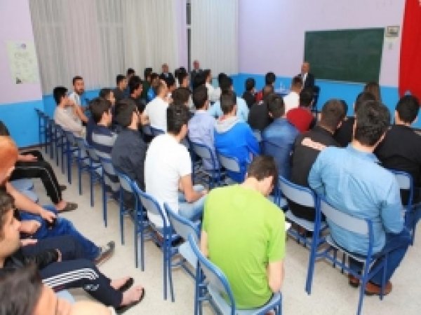 BÜ Rektörü Öğrencilerle Bir Araya Geldi 