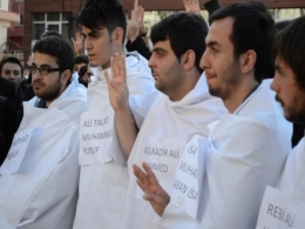 Rize STK'larından Mısır'daki İdam Kararına Kefenli Protesto 
