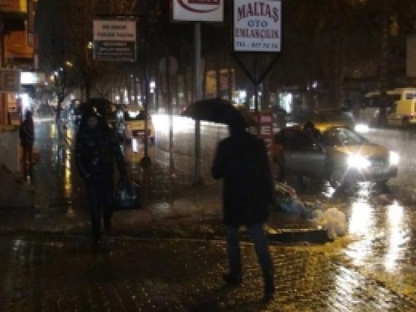 Sağanak Yağmur Tatvan'da Hayatı Olumsuz Etkiledi 
