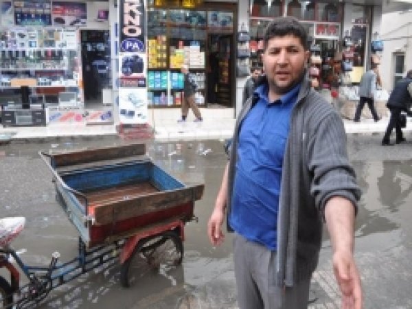 Yağmurun Ardından Caddeler Göle Döndü 
