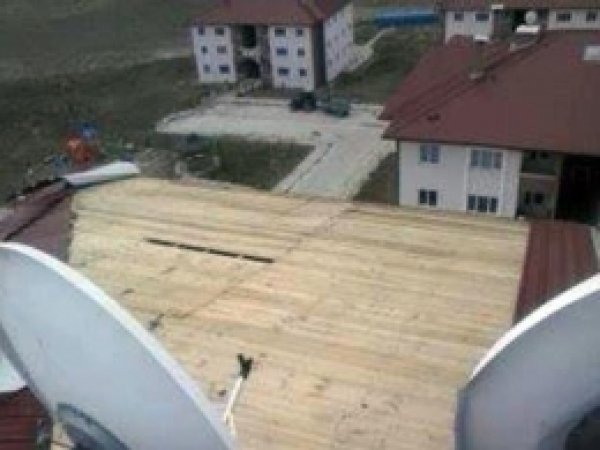 TOKİ Konutlarının Çatıları Uçtu 