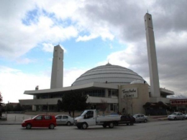 Farklı Mimarisi İle Gönüllere İşlenen Camii 