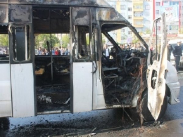 Çocuğa Çarpan Minibüs Ateşe Verildi 