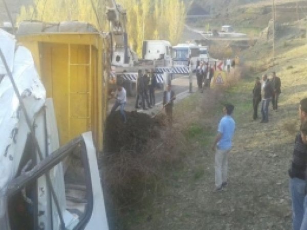 Kaza Yapan TIR Bingöl-Diyarbakır Yolunu Trafiğe Kapattı 