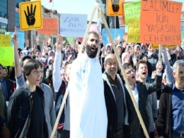 Mısır'daki İdam Kararına İdam Sehpalı Tepki 
