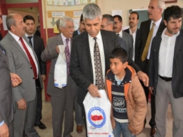 Öğrencilere Ayakkabı Yardımı 