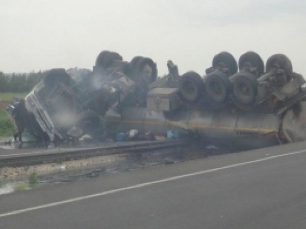Petrol Yüklü Tanker Devrildi: 1 Yaralı  