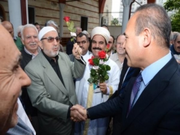 'Kutlu Doğum' Dolayısıyla Kitap Dağıtıldı 