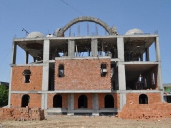 Batman'da Yarım Kalan Camii Yardım Bekliyor 