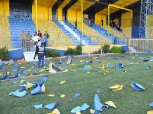 Taraftarlar Stadı Savaş Alanına Çevirdi 
