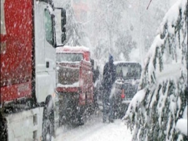 Van'da Çığ Düştü, 40 Araç Mahsur Kaldı 