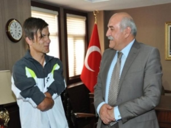 Vali'den Başarılı Engelli Sporcuya Ödül 