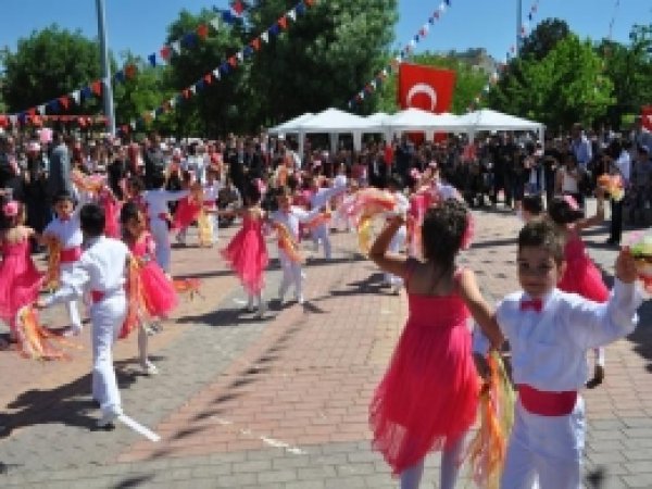 23 Nisan Gösterilerine Tepki 