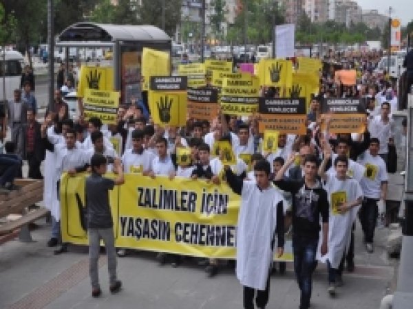 Mısır'daki İdam Kararlarına Kefenli Protesto 
