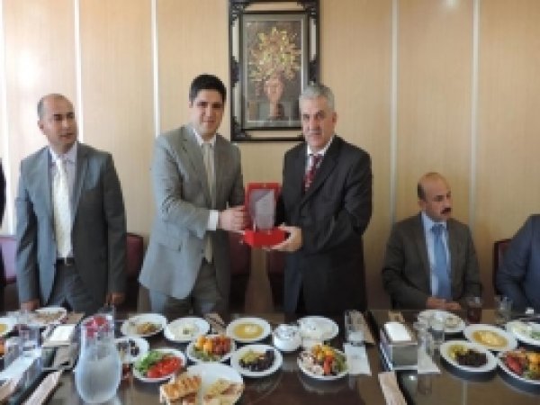 Görevi Devreden Yöneticiye Plaket Verildi 