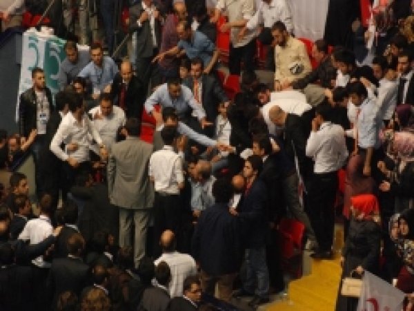 Saadet Partisi Kongresi'nde Gerginlik 
