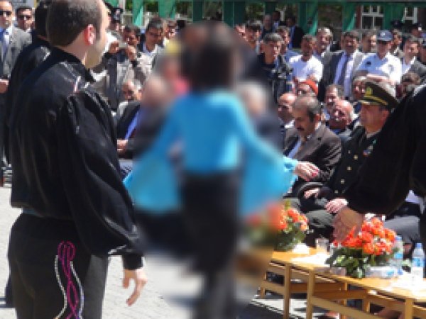Halk Oyunları Gösterisi Utandırdı 