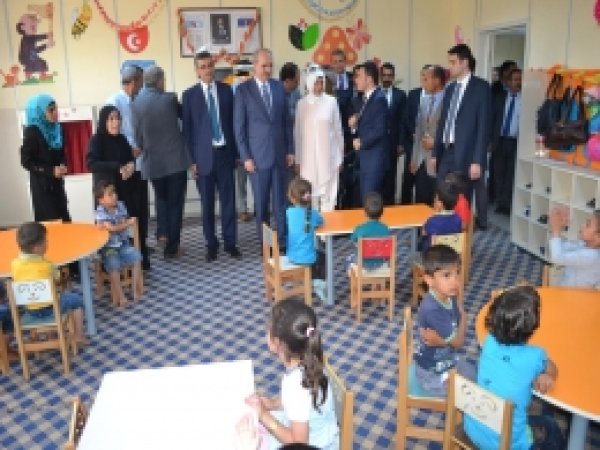 Kurtulmuş'tan Suriyelilerin Kaldığı Kampa Ziyaret  