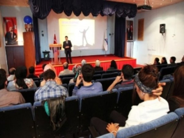 Ağrı'da 'Kişisel Gelişim ve Motivasyon' Konferansı Verildi