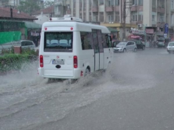 Caddelerdeki Su Birikintileri Sürücüleri Çileden Çıkardı 