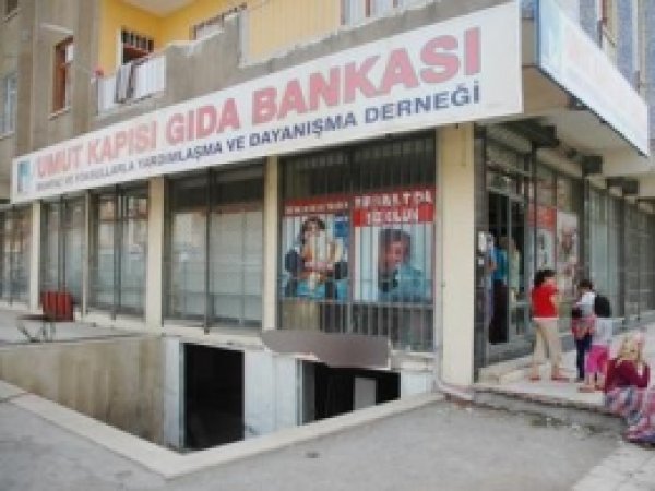 Umut Kapısından Yüzlerce Aileye Yardım 