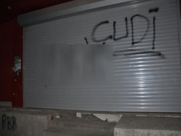 Siyasi İçerikli Duvar Yazıları Esnafı Çileden Çıkardı 