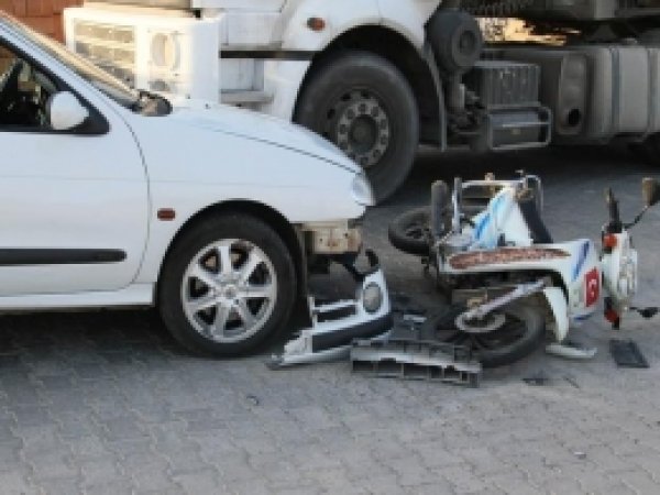 Otomobilin Çarptığı Motosiklet Sürücüsü Yaralandı 