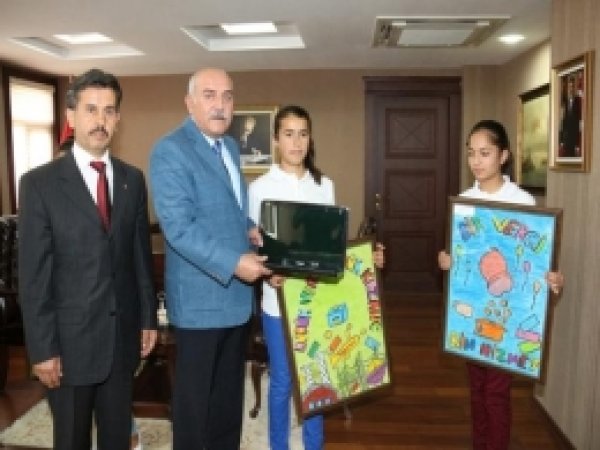 Vergi Afişi Yarışma Ödüllüleri Vali İpek Tarafından Verildi 