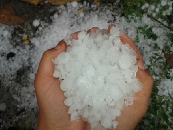 Dolu Yağışı Çiftçi Köylüleri Zor Durumda Bıraktı