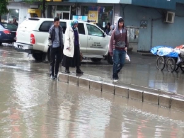 Ağrı'da 5 Dakika Yağan Yağmur Caddeleri Göle Çevirdi 