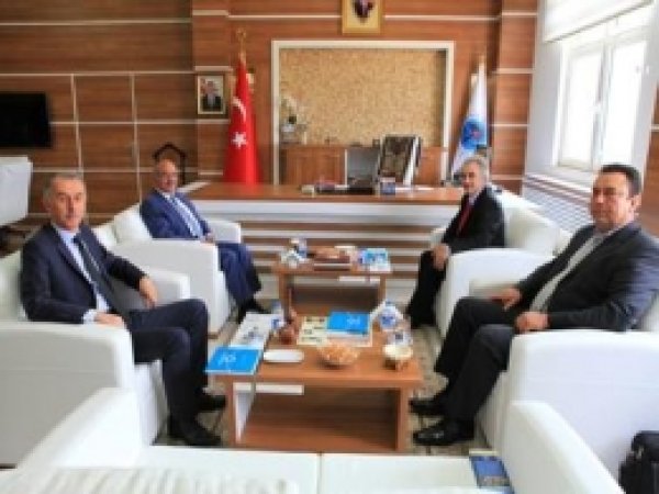 Petre Andrei Üniversitesi Dekanı'ndan Rektör Uluçam'a Ziyaret 