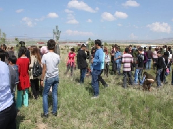 Engelli Öğrenciler Ağaç Dikti 