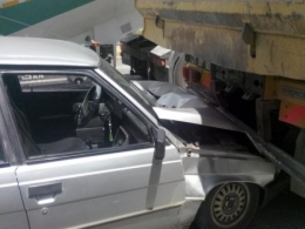 Hızını Alamayan Otomobil Kamyonun Altında Girdi 