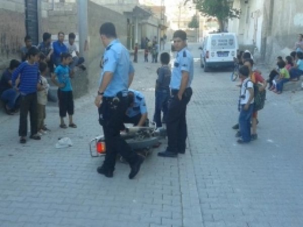 Çocuğa Çarpan Motosiklet Araca Çarparak Durabildi 