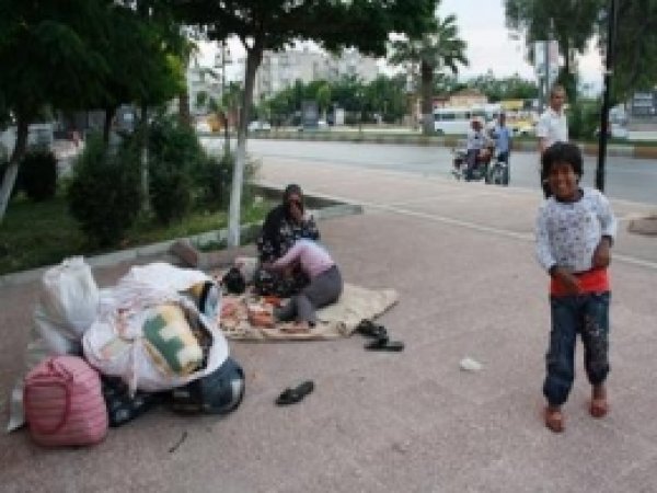Mersin'de Kaldırımlar Kalan Suriyeli Aileler 