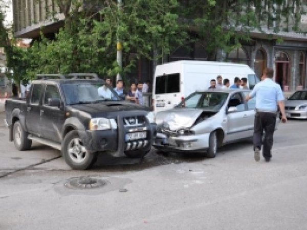 Otomobil İle Pikap Çarpıştı 