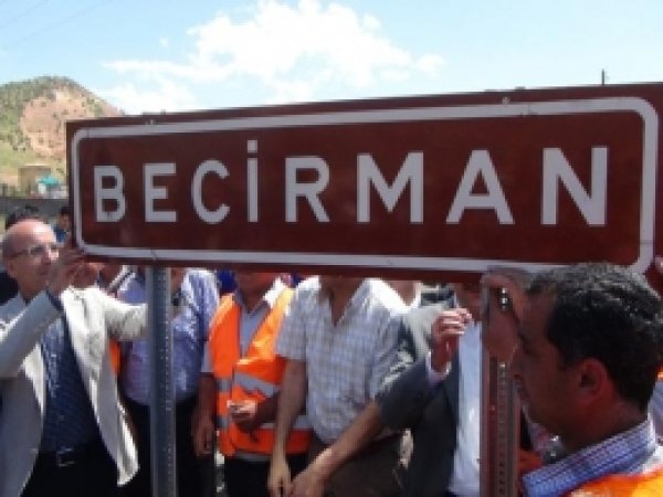 Bakan Şimşek, Köyün Kürtçe İsim Tabelasını Taktı 