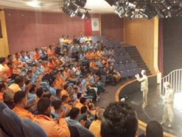 'Ada' Adlı Oyun, Mahkûmlar İçin Sahnelendi 