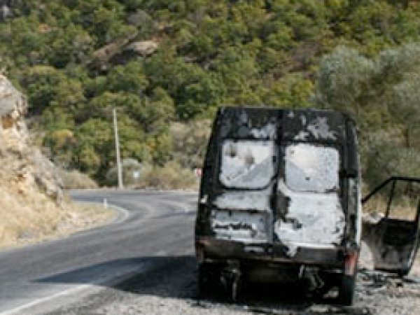 PKK'liler Darp Ettikleri Şahsın Aracını Yaktı 