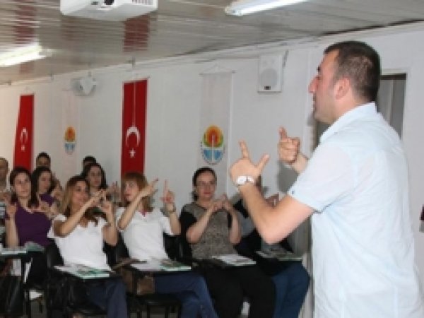 Belediye Personeli İşaret Dili Öğreniyor 