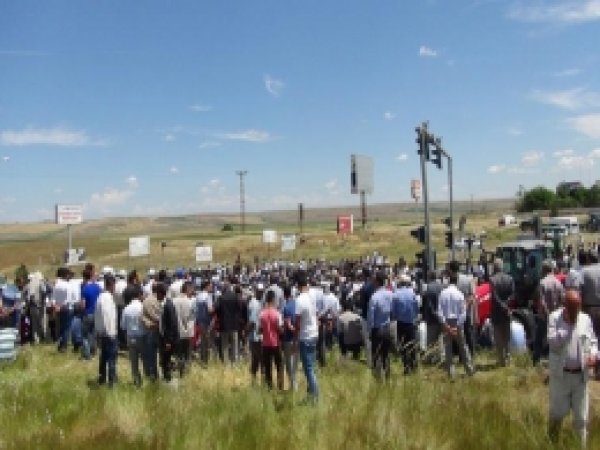 Çınarlı Çiftçiler Şehirler Arası Yolu Trafiğe Kapadı 