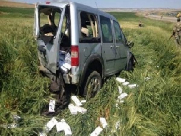 Kaza Yapan Araçtan 10 Bin Paket Kaçak Sigara Çıktı 