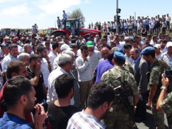 Öfkeli Çiftçiler Şehirler Arası Yolu Kapattı