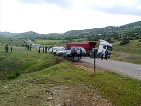 Yol Kesen PKK'liler Çocukları Rehin Aldı 