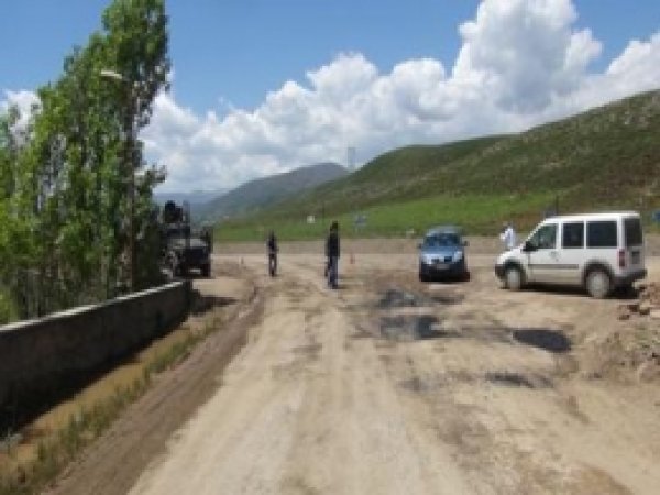 PKK Yol Kesip Muş Karayolunu Ulaşıma Kapattı 