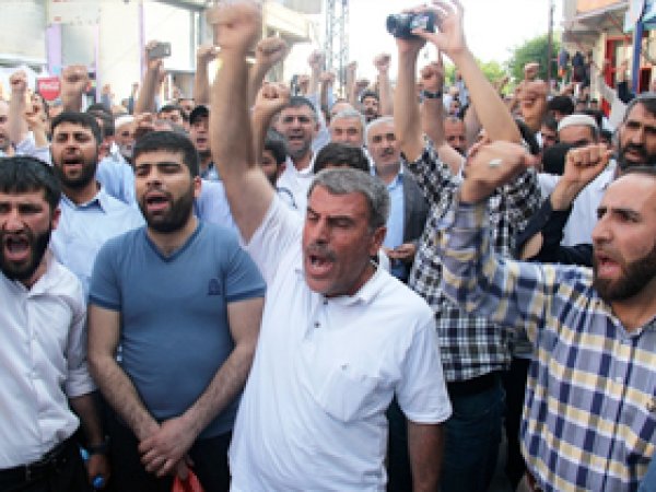 Dicle Sokakları 'Kahrolsun PKK' Sloganlarıyla Yankılandı 