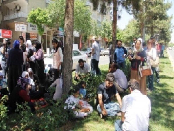 Anneler Dövülerek Belediye Kapısından Kovdular 
