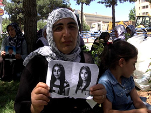 Dağa Götürülen İki Kızının Yolunu Gözlüyor