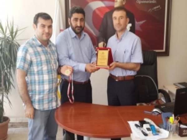 Peygamber Sevdalılarından Başarılı Öğrencilere Plaket 
